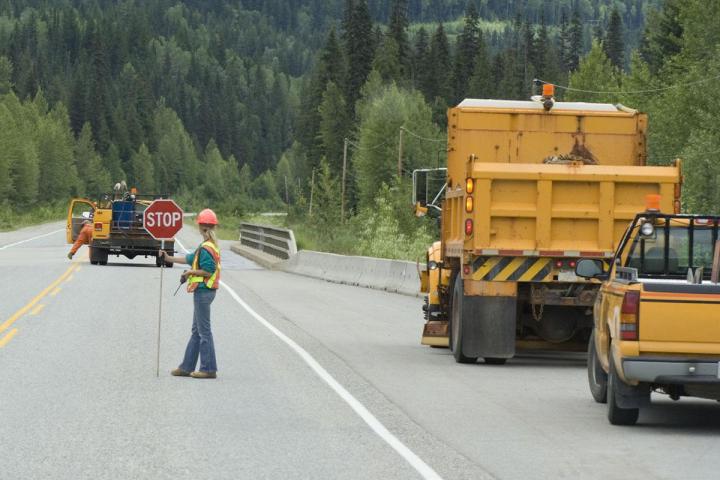Signalisation Express propose les services d’une équipe de signaleurs routiers.